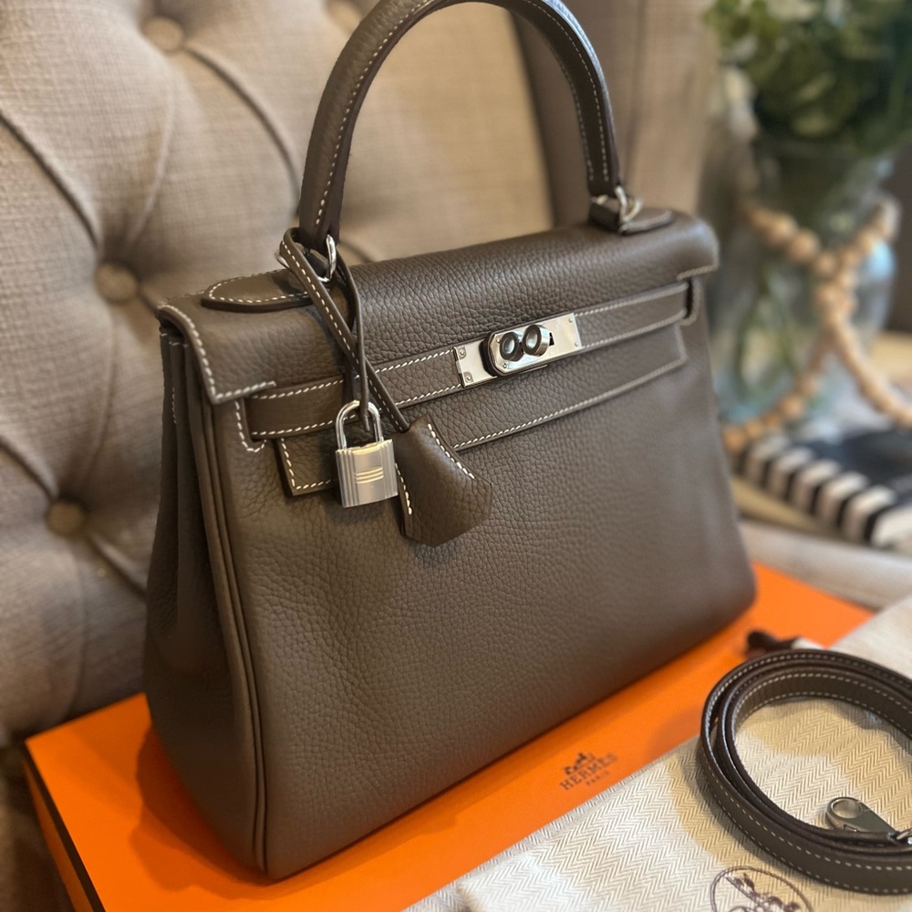 ❌SOLD❌Kelly 28 Etoupe with PHW 
Togo leather Stamp R Square 2014 - Picture 2 of 16